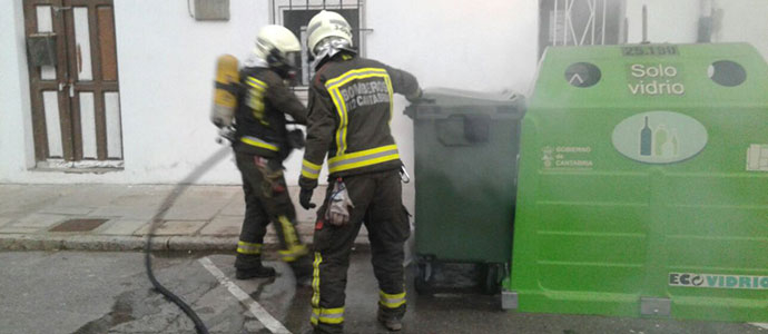 Los bomberos sofocan el incendio de un contenedor en Reinosa