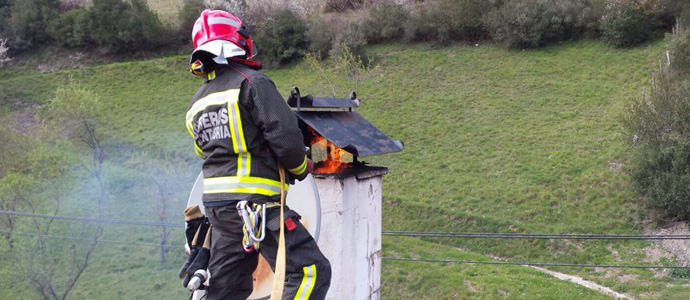 Los bomberos sofocan el incendio declarado en la chimenea de una casa de Suano