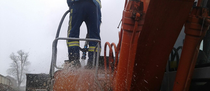 Los bomberos sofocan el incendio de una excavadora en Reinosa