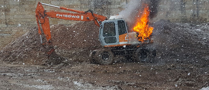 Los bomberos sofocan el incendio de una excavadora en Reinosa