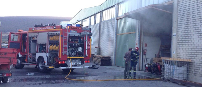 Los bomberos sofocan un incendio en una fbrica de muebles de Matamorosa