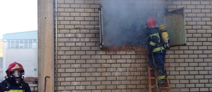 Los bomberos sofocan un incendio en una fbrica de muebles de Matamorosa