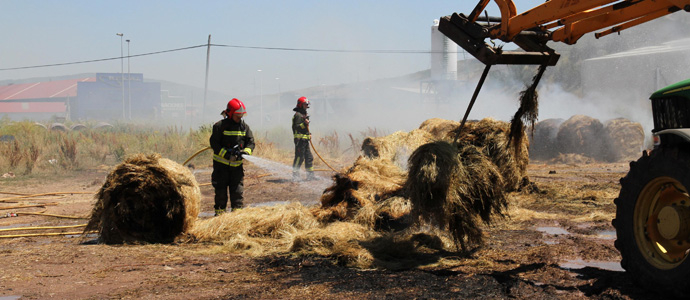 Los bomberos sofocan un incendio en una finca de Matamorosa que almacenaba rollos de hierba