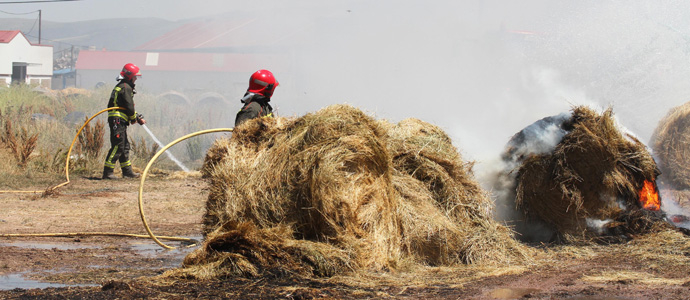 Los bomberos sofocan un incendio en una finca de Matamorosa que almacenaba rollos de hierba
