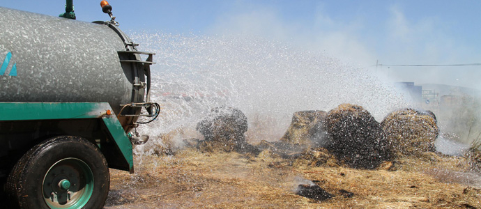 Los bomberos sofocan un incendio en una finca de Matamorosa que almacenaba rollos de hierba