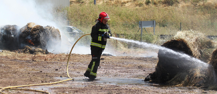 Los bomberos sofocan un incendio en una finca de Matamorosa que almacenaba rollos de hierba
