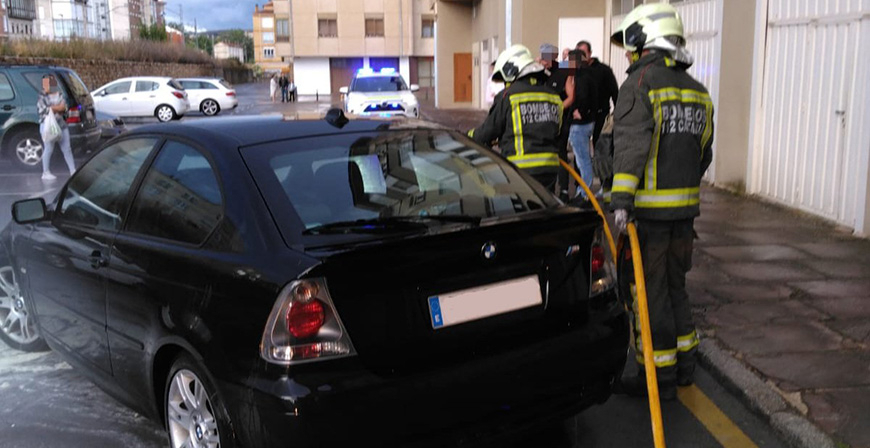 Los bomberos sofocan un incendio en el motor de un coche en Reinosa