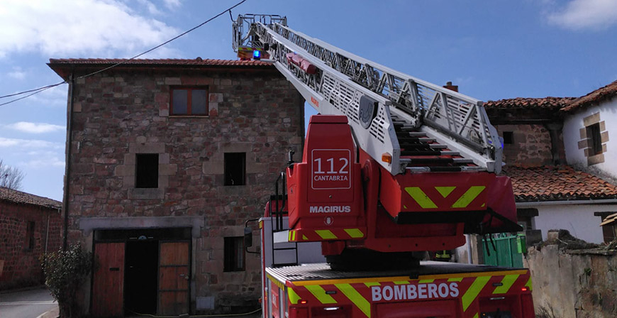 Los bomberos sofocan el incendio originado en la chimenea de una vivienda de Villanueva de la Nía