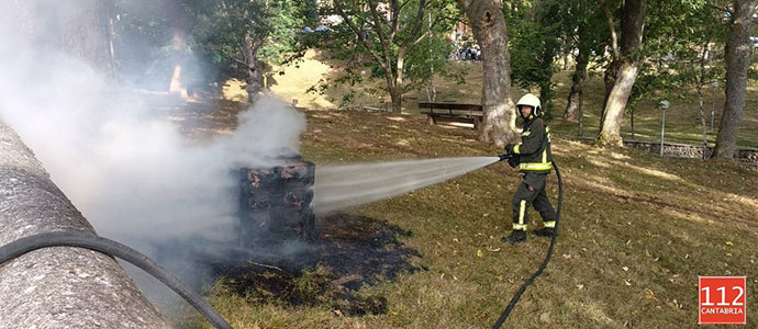 Los bomberos sofocan un incendio en el parque de Las Fuentes de Reinosa