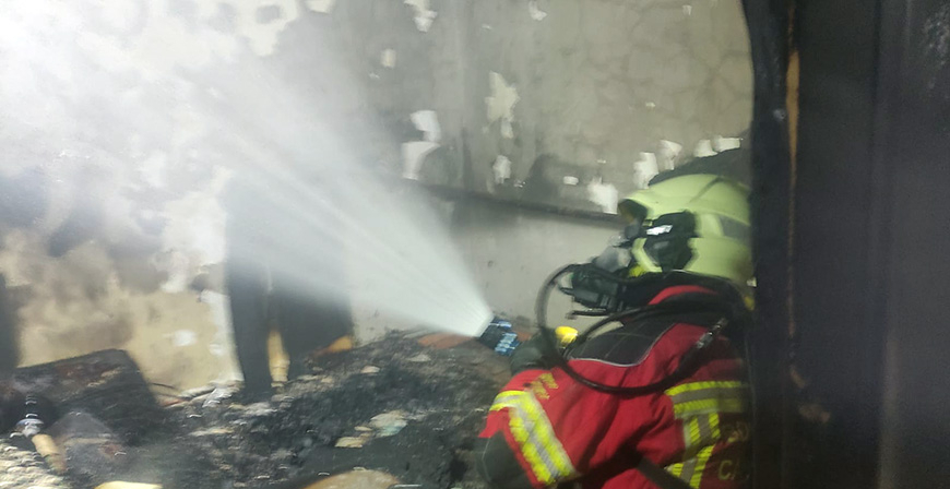 Los bomberos sofocan un incendio en un piso de Mataporquera 