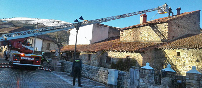 Los bomberos sofocan el incendio que se haba declarado en la chimenea de una vivienda de Pesquera
