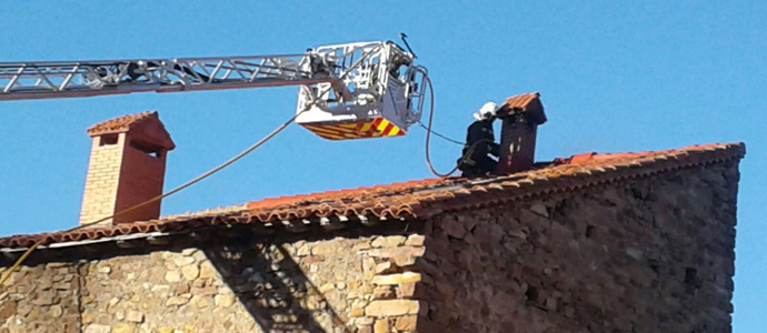 Los bomberos sofocan el incendio que se haba declarado en la chimenea de una vivienda de Pesquera