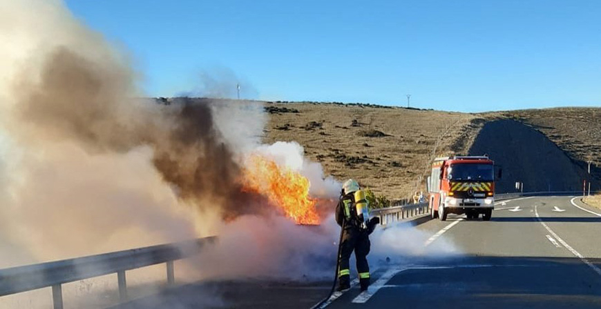 Los bomberos sofocan un incendio que se produjo en un coche cuando circulaba por la A-67 en Valdeolea 