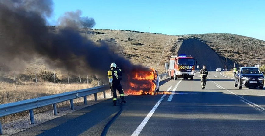 Los bomberos sofocan un incendio que se produjo en un coche cuando circulaba por la A-67 en Valdeolea 
