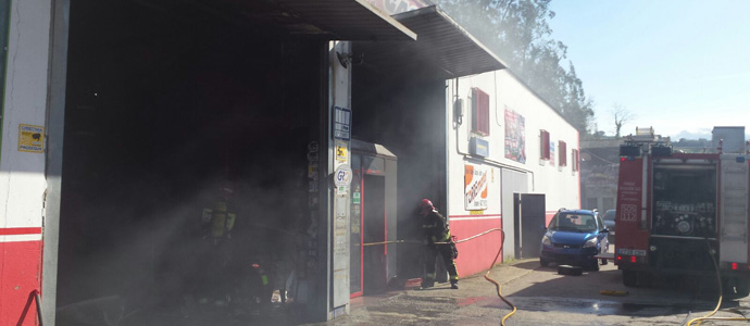 Los bomberos sofocan un incendio en un taller mecnico de Unquera
