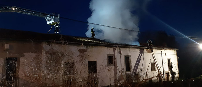 Los bomberos sofocan un incendio en el tejado de una vivienda de Santa Cruz de Igua