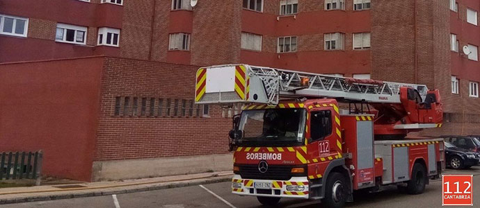 Los bomberos sofocan un incendio en el tiro de un piso de Sorribero