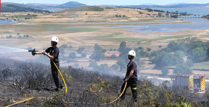 Los bomberos sofocan un incendio de vegetacin en Lanchares