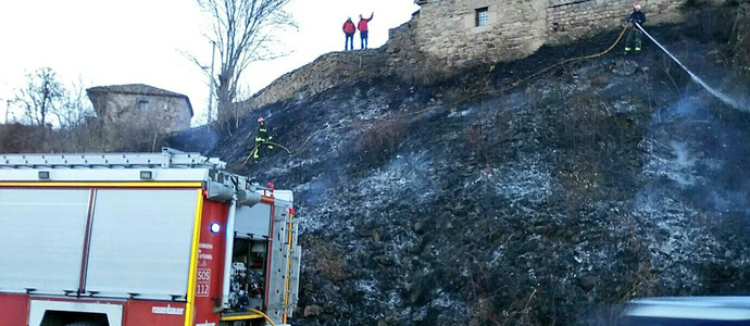 Los bomberos sofocan un incendio de vegetacin prximo a Villar