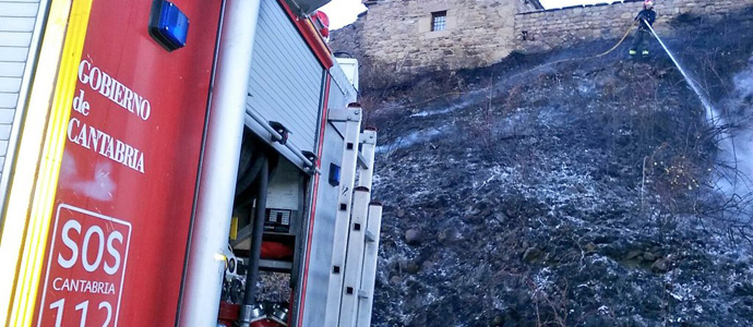 Los bomberos sofocan un incendio de vegetacin prximo a Villar