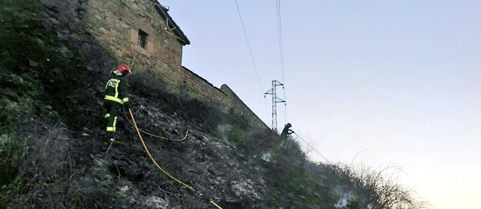 Los bomberos sofocan un incendio de vegetacin prximo a Villar