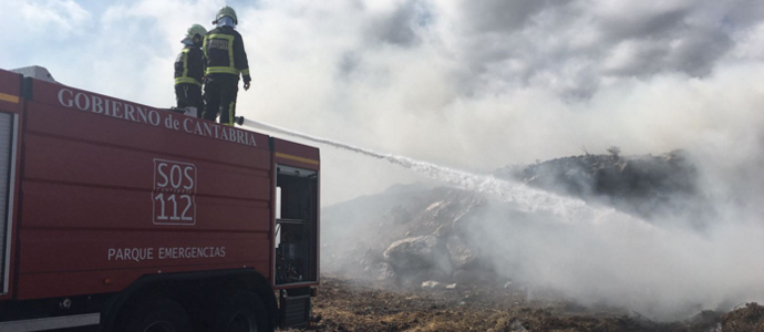 Los bomberos sofocan un incendio de vegetacin en Reinosa