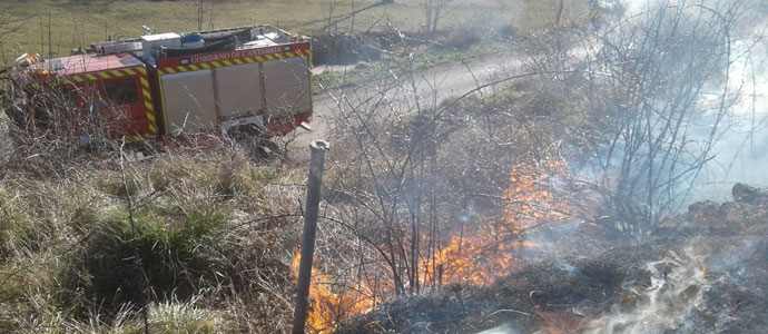 Los bomberos sofocan un incendio de vegetacin en Villar
