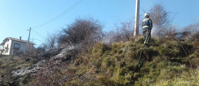 Los bomberos sofocan un incendio de vegetacin en Villar