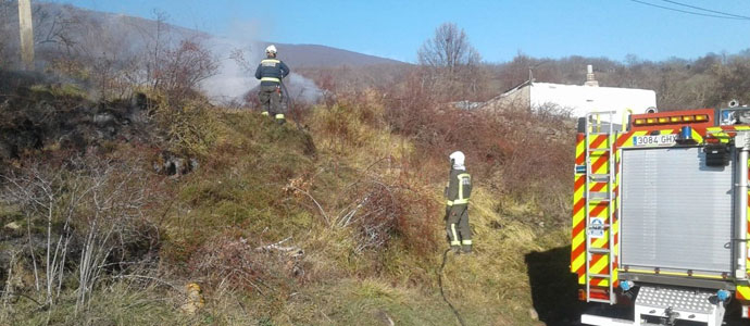 Los bomberos sofocan un incendio de vegetacin en Villar