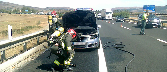 Los bomberos sofocan un incendio en un vehculo que circulaba por la A-67