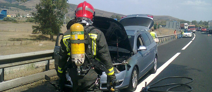 Los bomberos sofocan un incendio en un vehculo que circulaba por la A-67