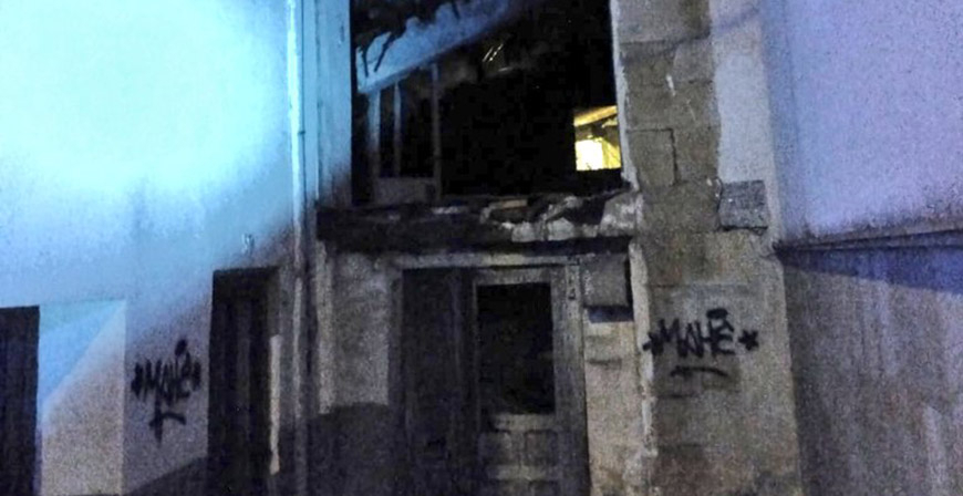 Los bomberos sofocan un incendio en una vivienda abandonada de la Avenida Cantabria de Reinosa