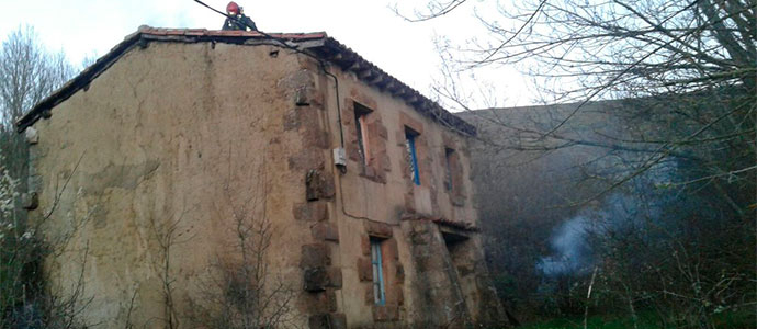 Los bomberos sofocan un incendio en una vivienda abandonada de Bustasur
