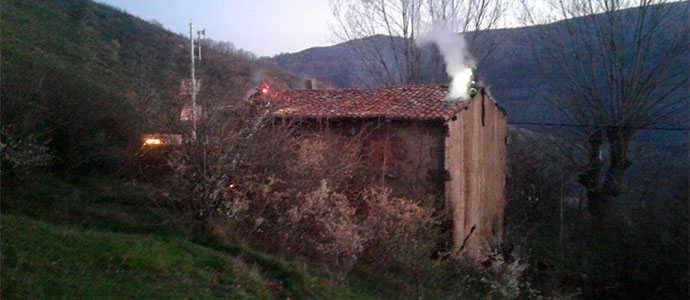 Los bomberos sofocan un incendio en una vivienda abandonada de Bustasur