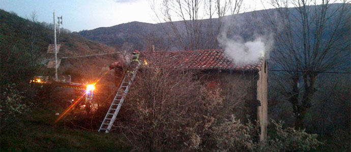 Los bomberos sofocan un incendio en una vivienda abandonada de Bustasur