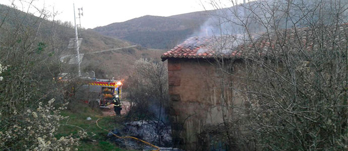 Los bomberos sofocan un incendio en una vivienda abandonada de Bustasur