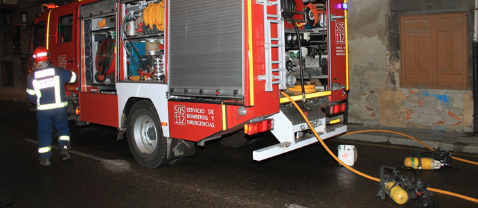 Los bomberos sofocan un incendio en una vivienda abandonada de Reinosa