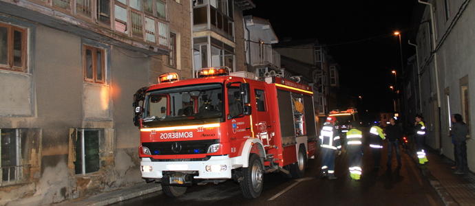 Los bomberos sofocan un incendio en una vivienda abandonada de Reinosa
