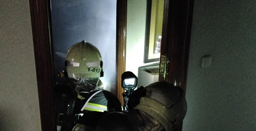 Los bomberos sofocan un incendio en una vivienda de Ampuero