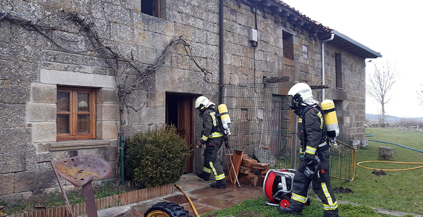 Los bomberos sofocan un incendio en una vivienda de Mediadoro