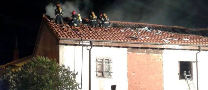 Los bomberos sofocan un incendio en una vivienda de Nestares