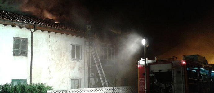 Los bomberos sofocan un incendio en una vivienda de Nestares