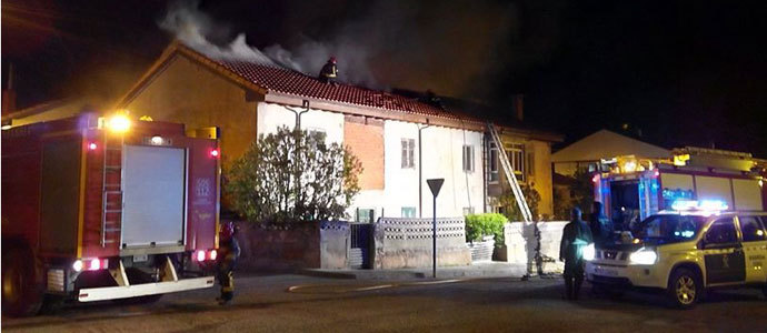 Los bomberos sofocan un incendio en una vivienda de Nestares