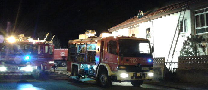 Los bomberos sofocan un incendio en una vivienda de Nestares
