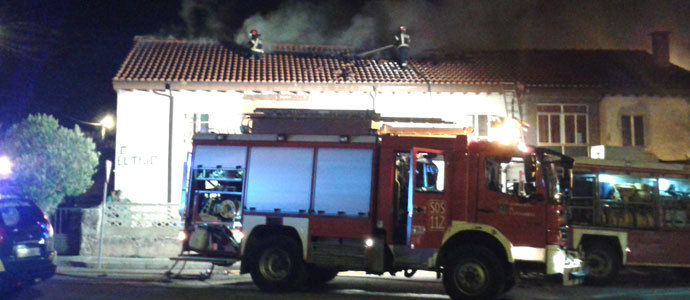 Los bomberos sofocan un incendio en una vivienda de Nestares