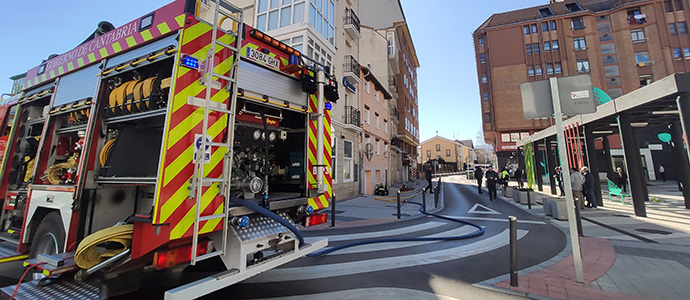 Los bomberos sofocan un incendio en una vivienda de la Plaza de la Constitucin de Reinosa