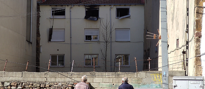 Los bomberos sofocan un incendio en una vivienda de la Plaza de la Constitucin de Reinosa