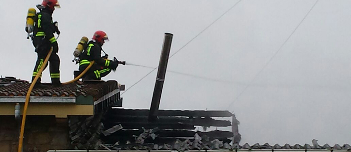 Los bomberos sofocan el incendio de una vivienda de La Poblacin