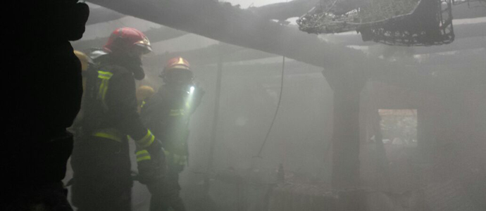 Los bomberos sofocan el incendio de una vivienda de La Poblacin