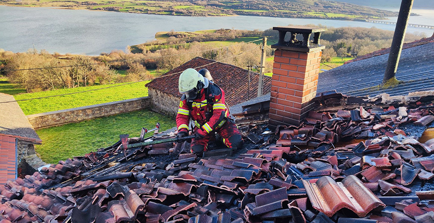 Los bomberos sofocan un incendio en la cubierta de una vivienda de Quintana